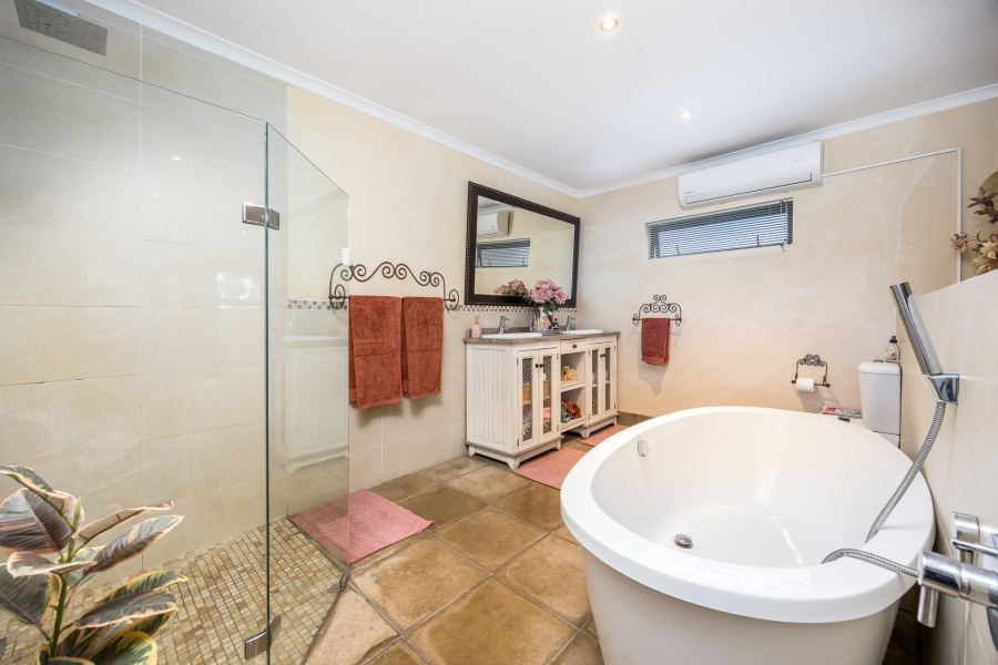6 Bedroom Property for Sale in Brackenfell South Western Cape